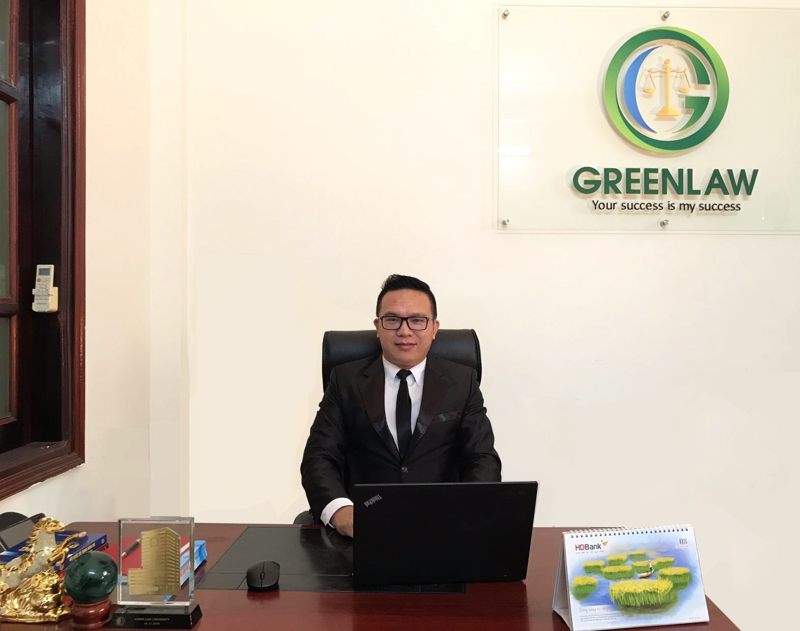 Luật sư Hoàng văn việt